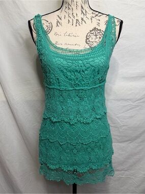 ULTRA PINK Green / Teal Crochet Lace Tiered Long Tank Size M